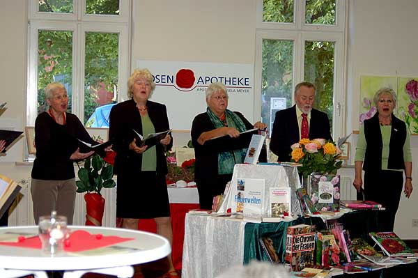 ein wundervoller Chor singt Rosenlieder