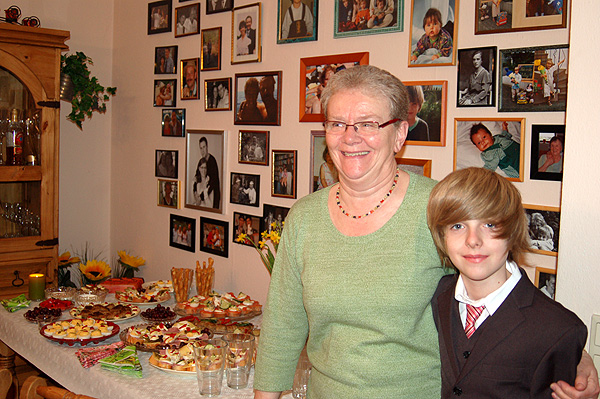 Helga und Bastian vor dem Büfet